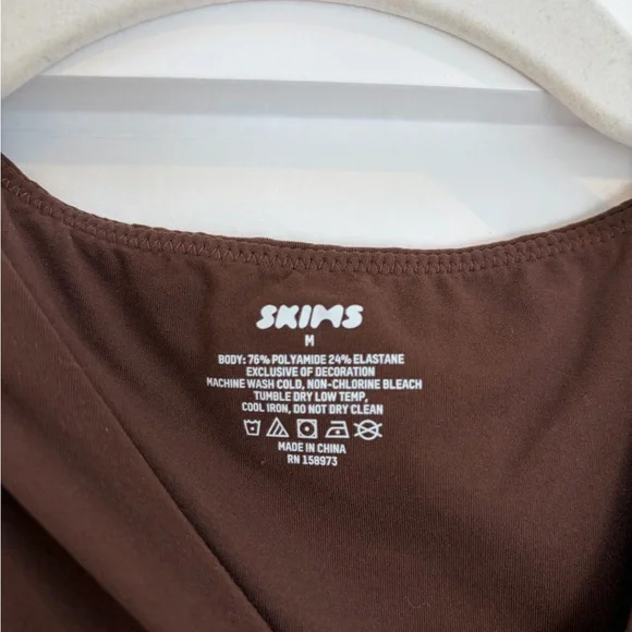 SKIMS Fits Everybody High Neck Bodysuit in Cocoa - Picture 4 of 6